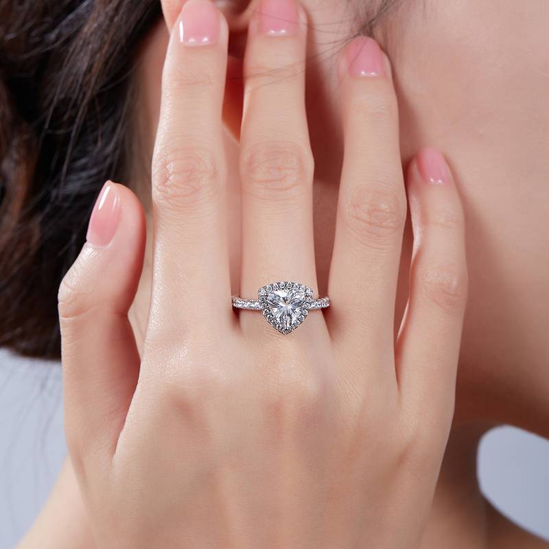Affordable Luxury三角形S925银镀白金MoissaniteWomen's Ring2.0ctD级